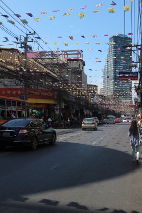 Penuh umbul-umbul di Charoen Krung Road